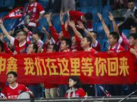 乐鱼体育官方网站-球场上的球迷尽情呐喊为自己心爱的球队加油！